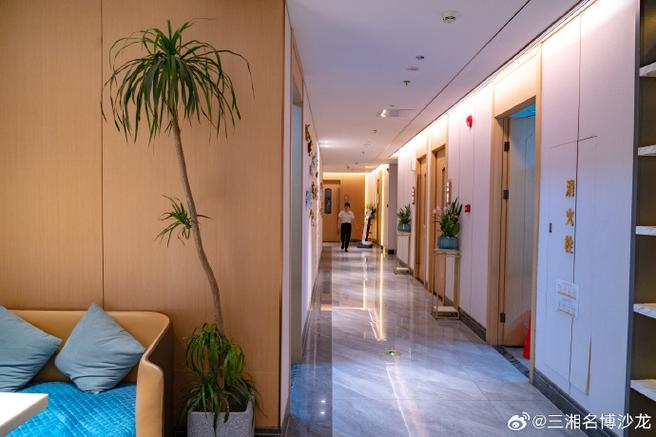 他偶尔也有个腰酸背痛脖子痛的,过来吃个晚餐,按个摩,找熟悉的技师聊